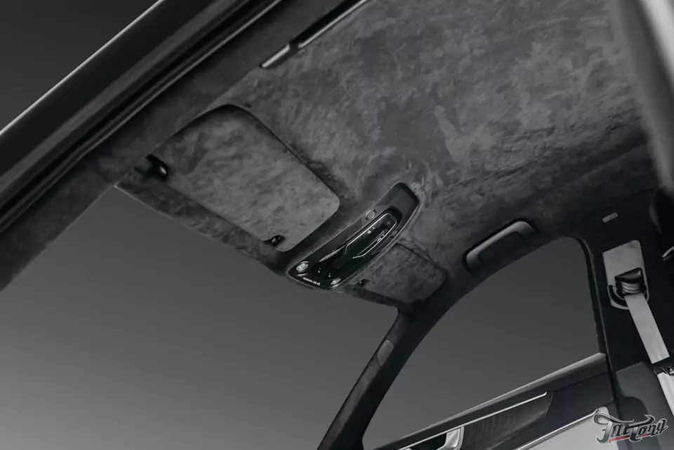 Перетянули потолок Audi A6 в алькантару и окрасили потолочный пластик в черный цвет